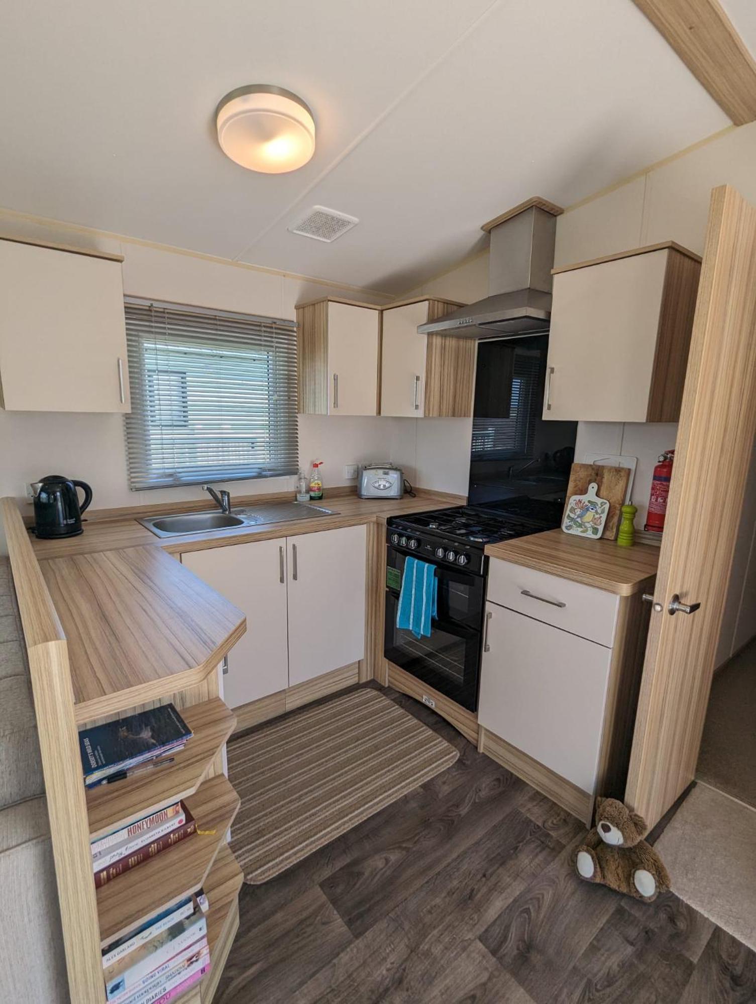 Lovely Bright Modern Caravan Swanage On Peaceful And Tranquil Holiday Park Екстер'єр фото